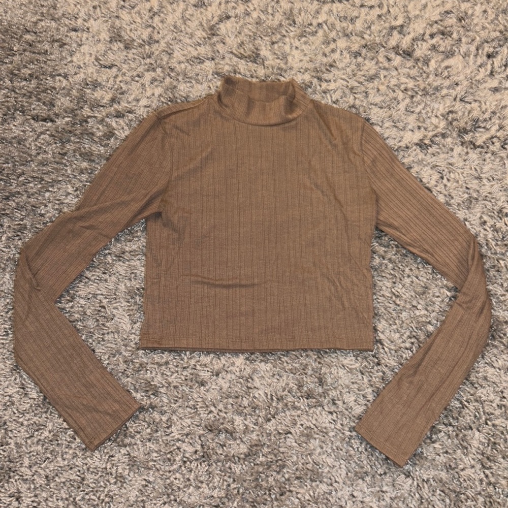 Forever 21 Beige Mock Neck Long Sleeve Crop Tee Medium